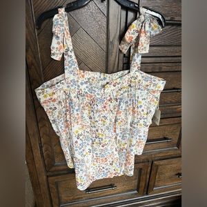 Adorable summer top. This top is very roomy. NWT size XXL